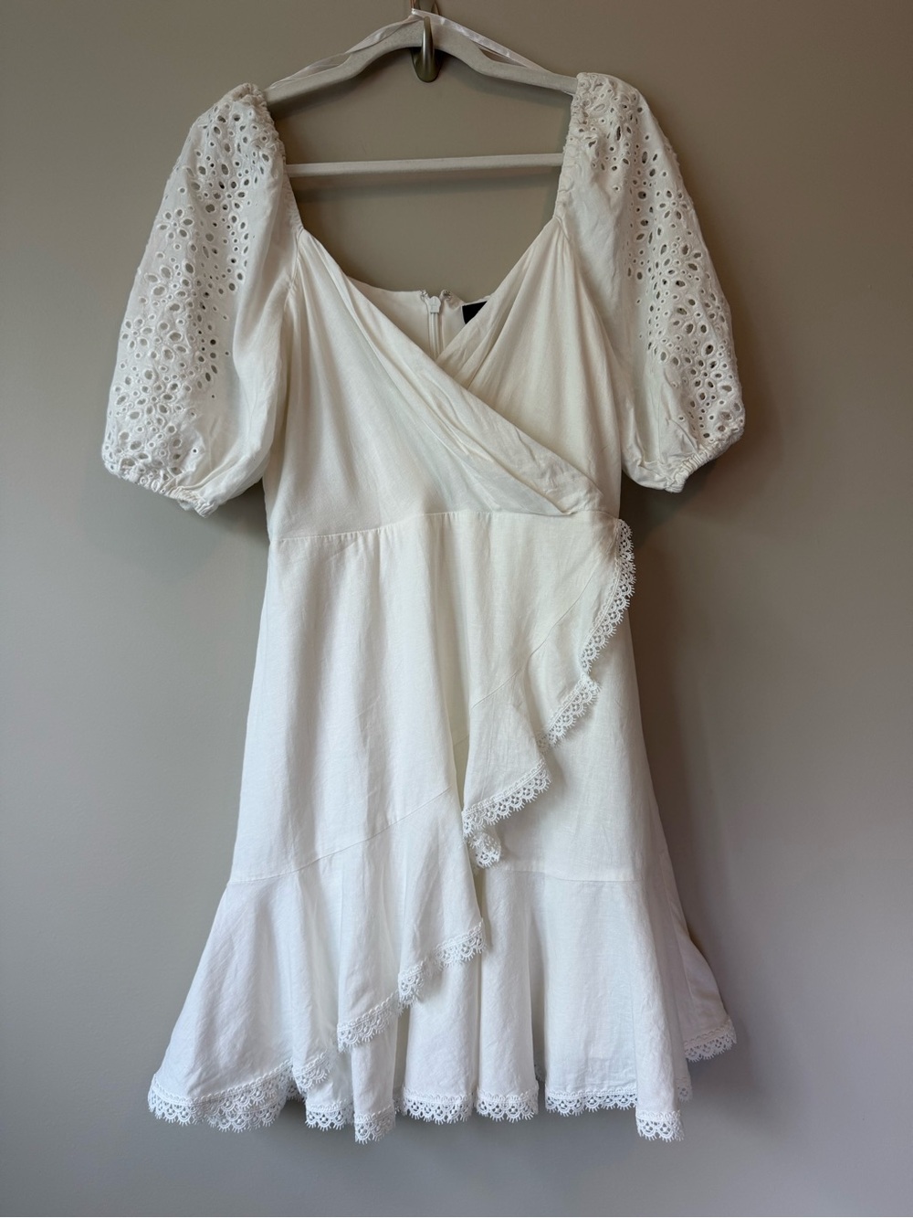 BCBGMAXAZRIA White Linen Eyelet Puff Sleeve Wrap Dress Size 4 | VGUC